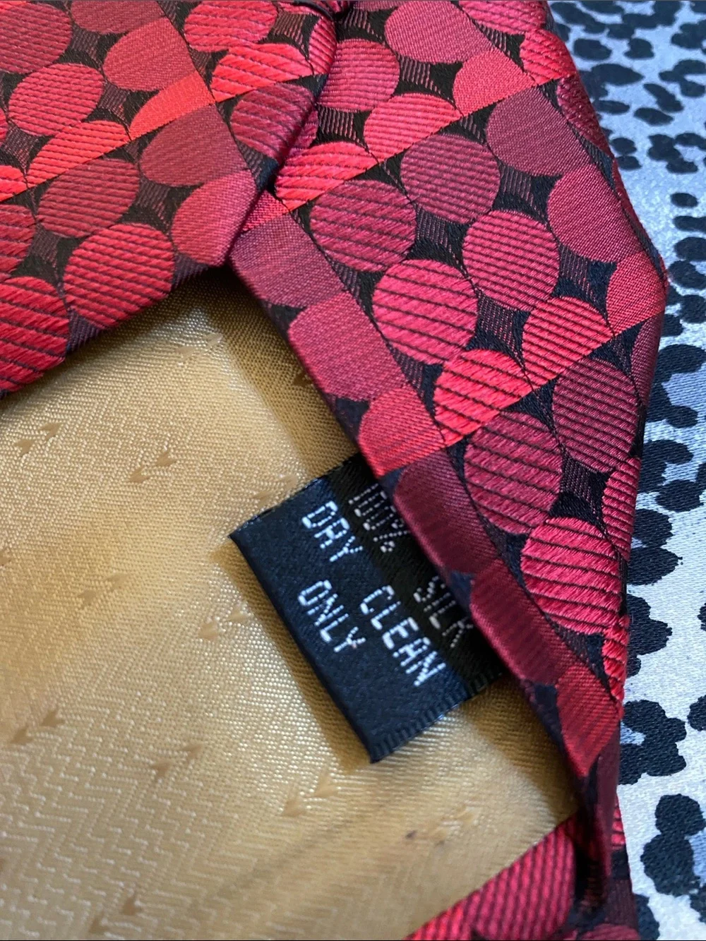 💯 Silk Hand Made Luxurious Red Black Subtle Shimmer Textured Tie